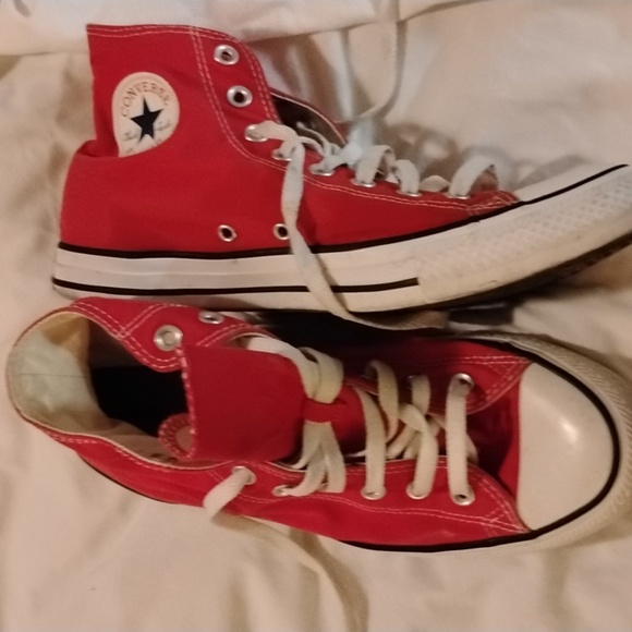 - Converse Red High-Top Sneakers Iconic Design - Picture 2 of 3